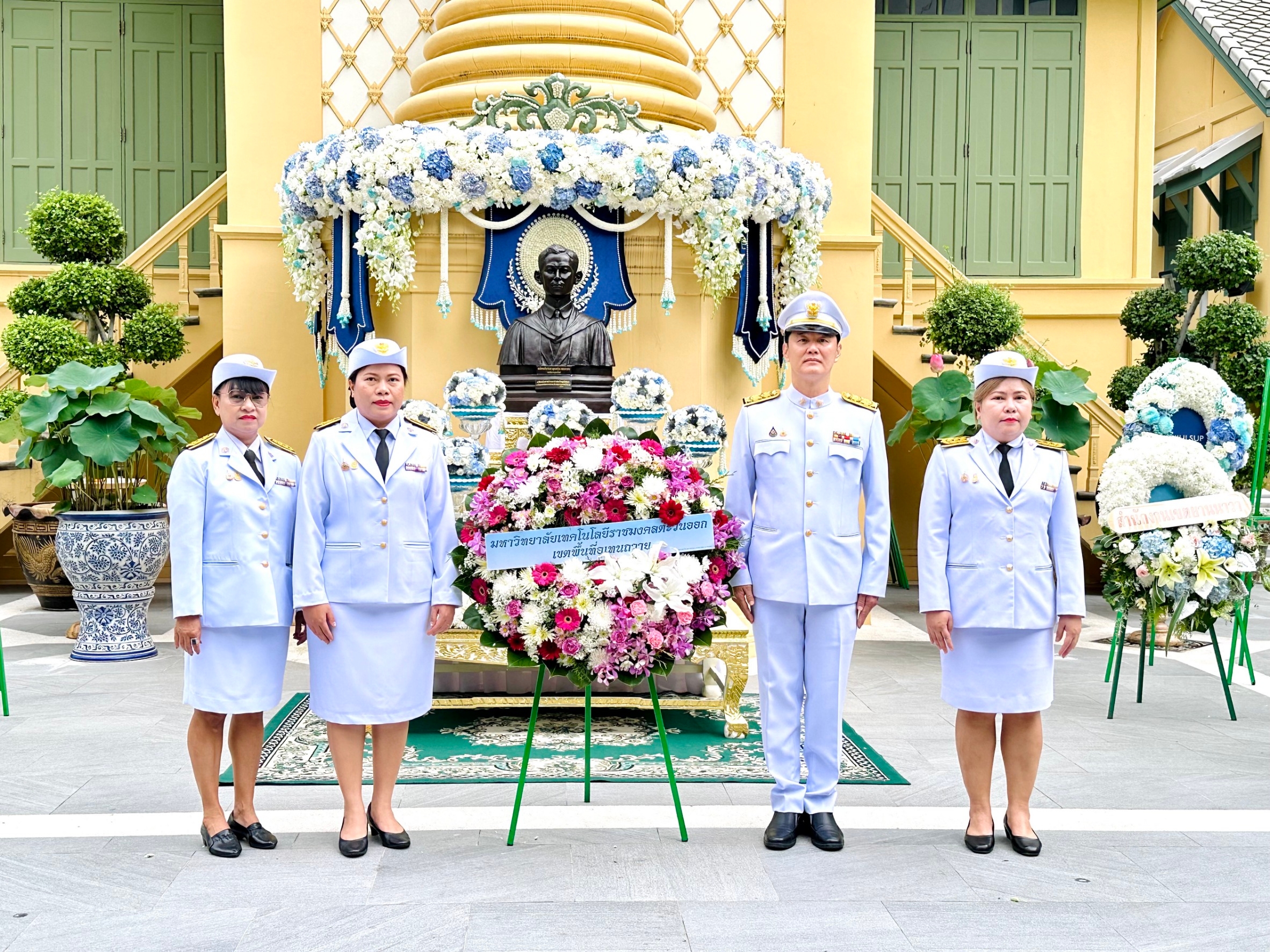 วางพวงมาลาถวายราชสักการะเนื่องในวันมหิดล ประจำปี 2567